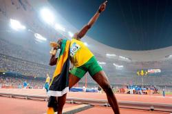 开云体育-F1轰鸣中的篮球心跳，当新赛季揭幕战撞上生死战的哲学