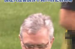 -球场上一幕感人画面，球员付出拼搏