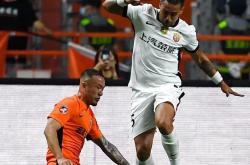 开云体育下载-进球被判越位，争议点燃球迷狂热