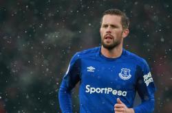 开云平台-绿茵场上的冰与火，巨星闪耀与团队铁流的双重变奏