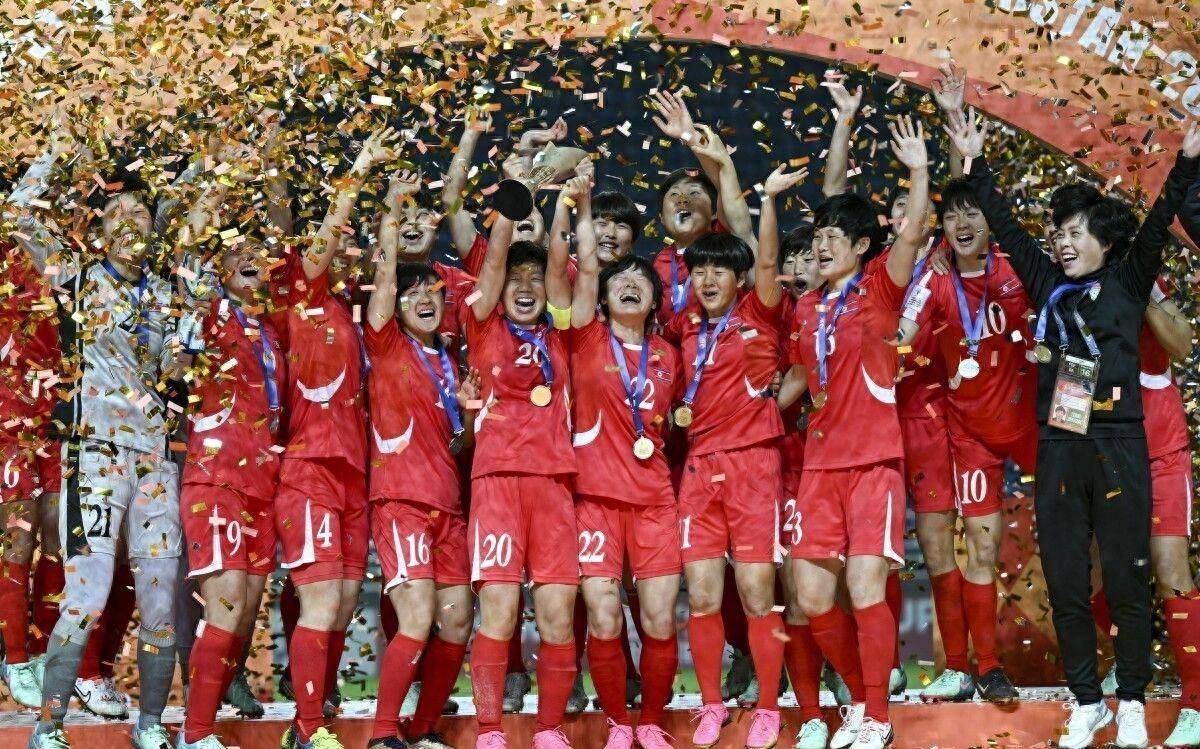 中国女足选手为国争光，赛场上勇往直前