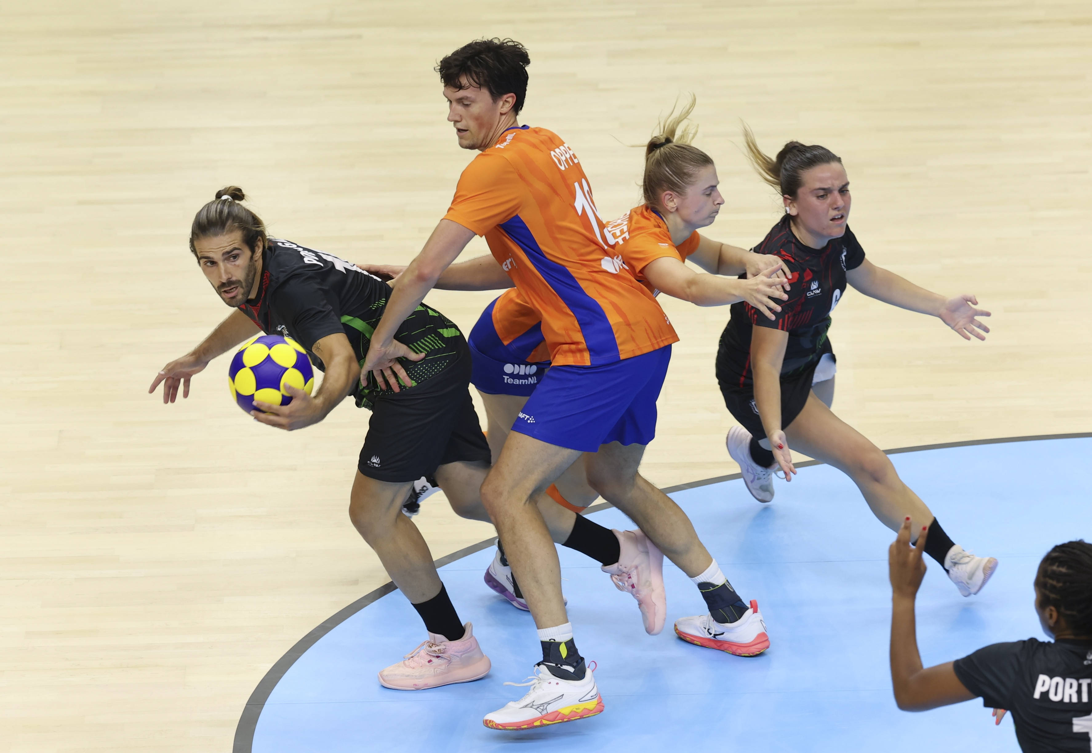 射箭混合团体赛:荷兰队夺冠 射箭混合团体赛:荷兰队夺冠