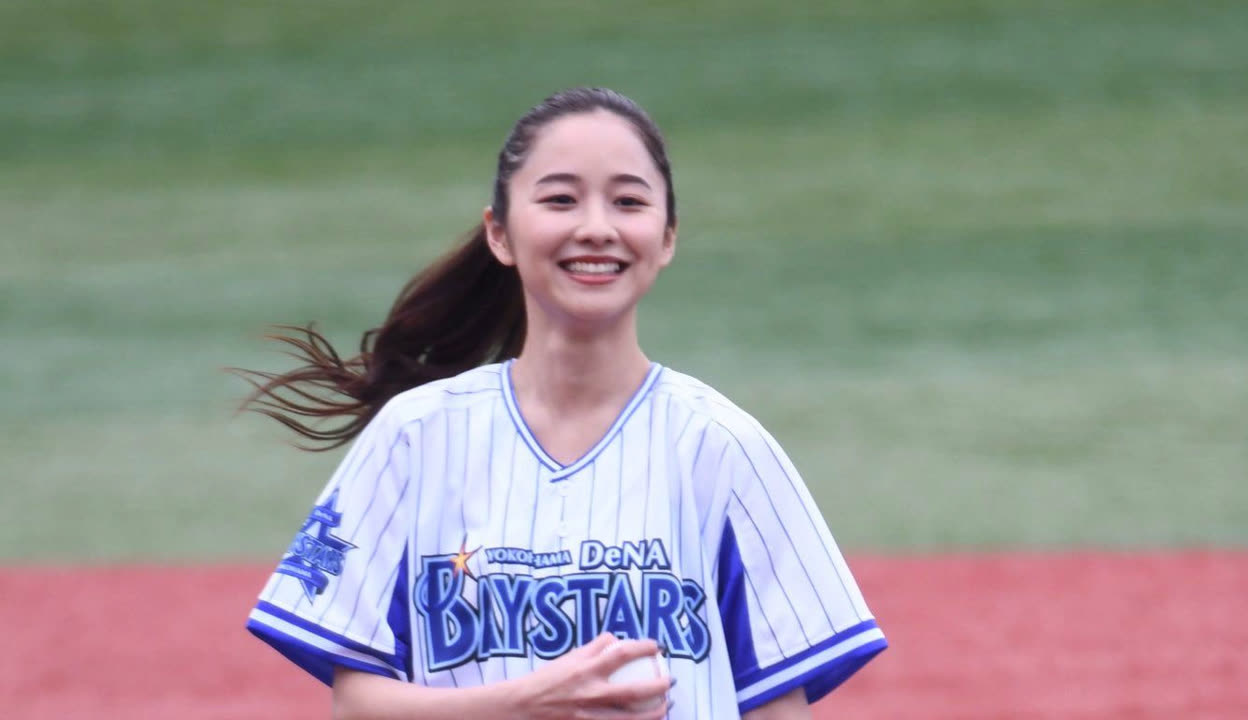 包含棒球场外新闻不断，话题热度爆表的词条