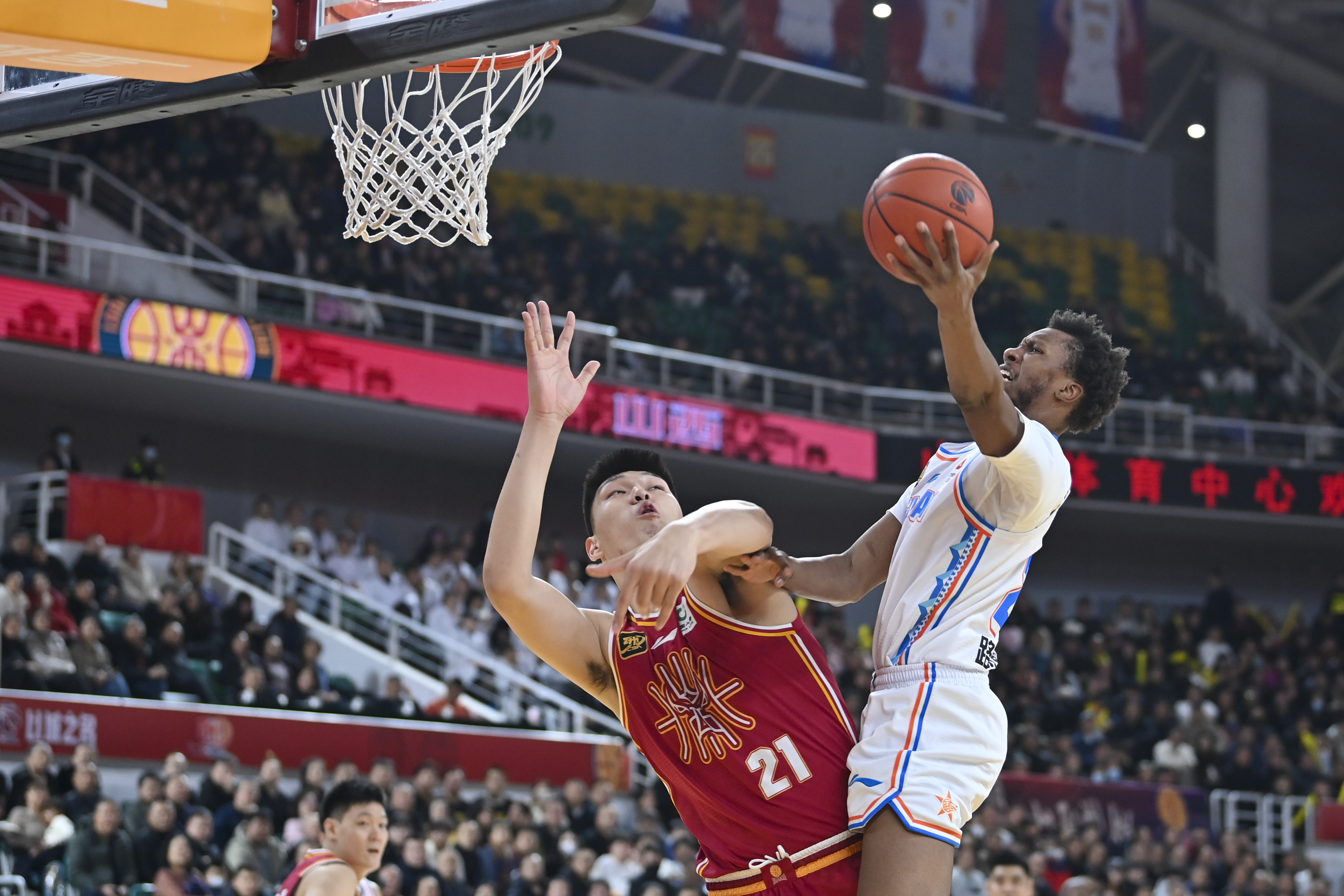 辽宁队完胜掘金,易建联点燃赛场 辽宁队完胜掘金,易建联点燃赛场