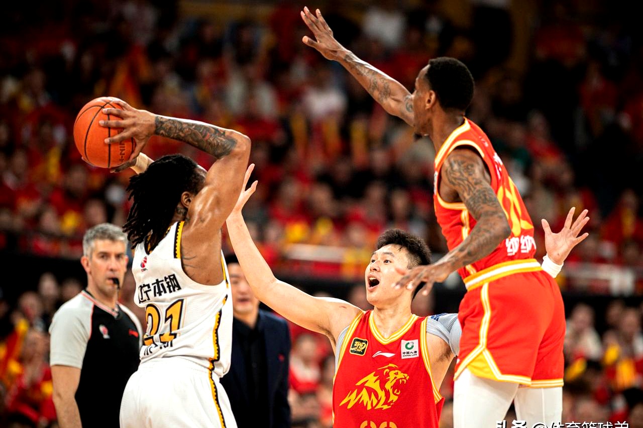 辽宁队完胜掘金,易建联点燃赛场 辽宁队完胜掘金,易建联点燃赛场