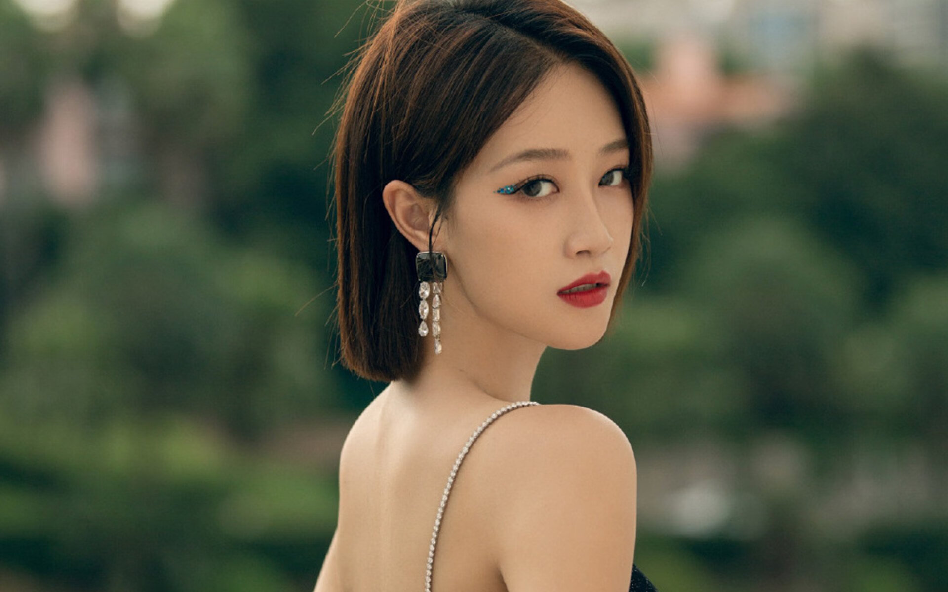 压力下的蜕变,萨拉赫爆发与尼斯对阵曼联的战术镜鉴