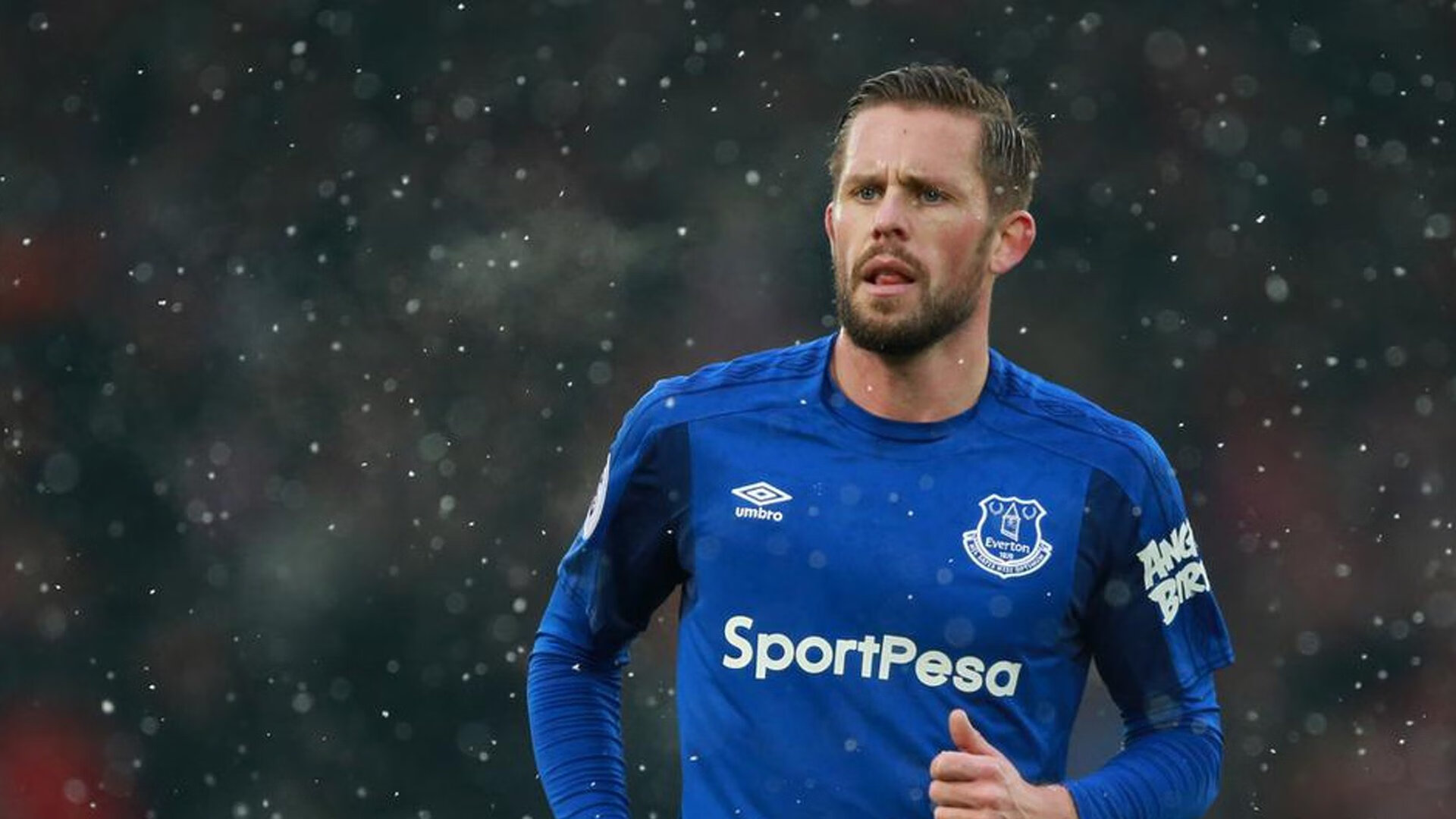 绿茵场上的冰与火,巨星闪耀与团队铁流的双重变奏